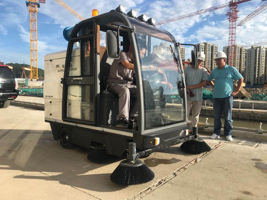 云南龙海市电动清扫车：现代城市清洁的新解决方案