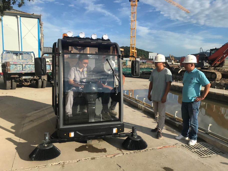 云南龙泉市清扫车