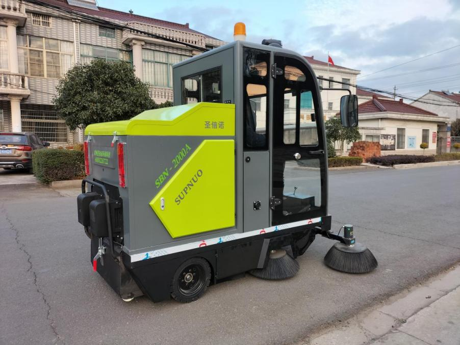 云南龙建清扫车_0